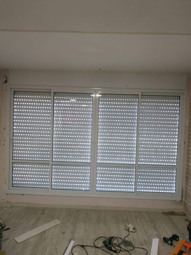 יחידת הנעה פתוחה על שולחן עבודה לצורך תיקון מנוע לתריס חשמלי.